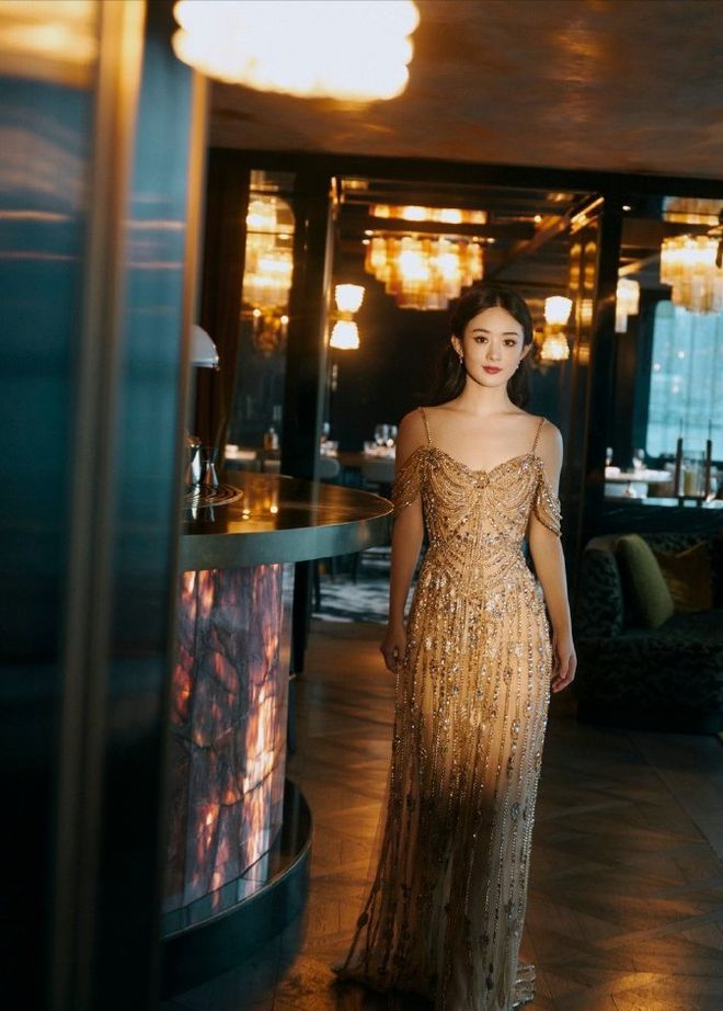 尴尬！唐嫣首亮相戛纳，拍照需关晓彤提醒，礼裙疑为赵丽颖备选！