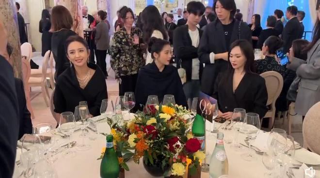 尴尬！唐嫣首亮相戛纳，拍照需关晓彤提醒，礼裙疑为赵丽颖备选！