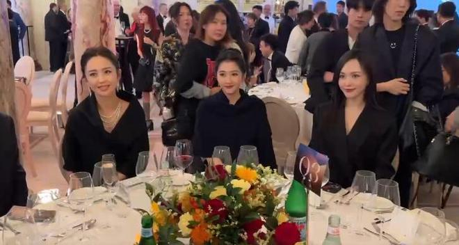 尴尬！唐嫣首亮相戛纳，拍照需关晓彤提醒，礼裙疑为赵丽颖备选！