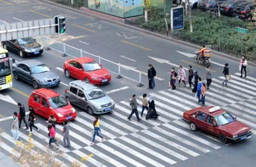 男子带“充气女友”跑高速，被罚3000元后哭诉：实在是没办法