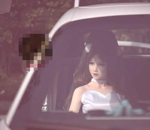 男子带“充气女友”跑高速，被罚3000元后哭诉：实在是没办法