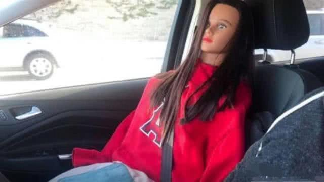 男子带“充气女友”跑高速，被罚3000元后哭诉：实在是没办法