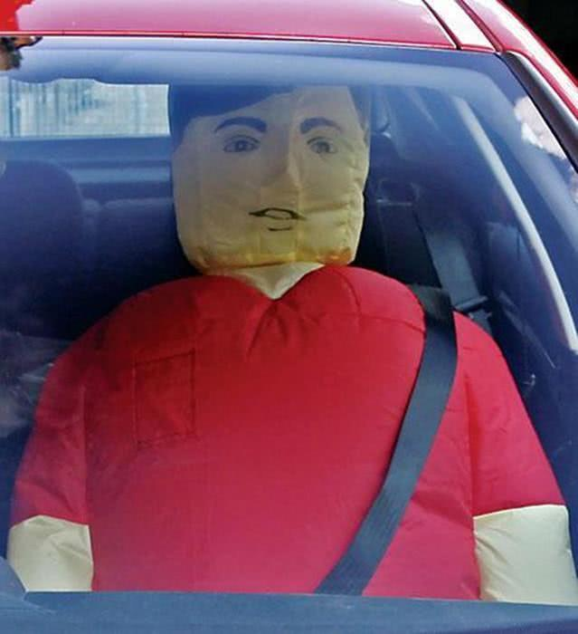 男子带“充气女友”跑高速，被罚3000元后哭诉：实在是没办法