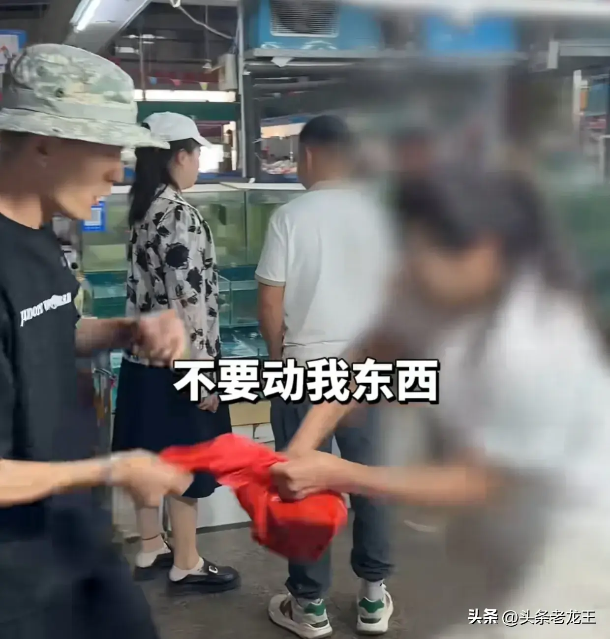 闹大了！连云港海鲜商家少秤，市场管理硬抢手机删视频，警方沉默