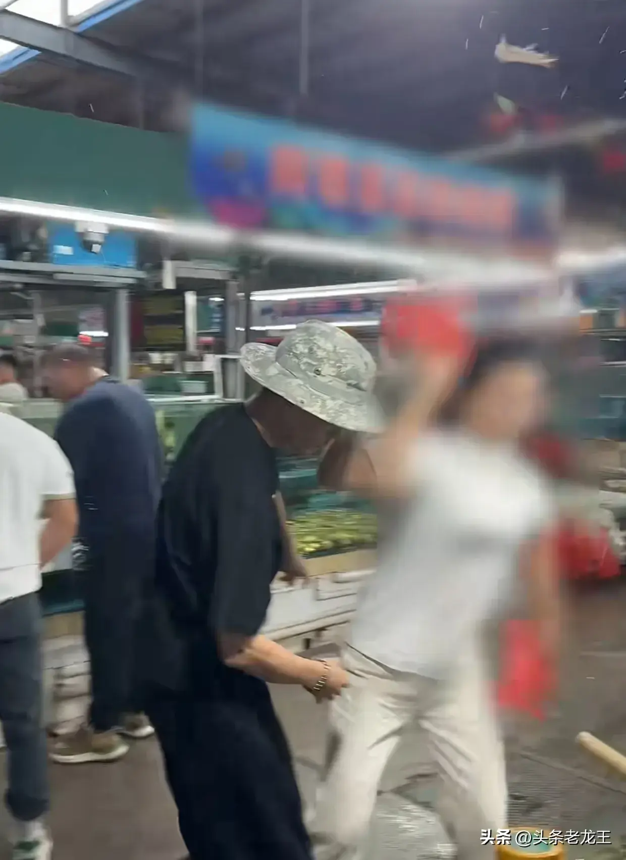 闹大了！连云港海鲜商家少秤，市场管理硬抢手机删视频，警方沉默