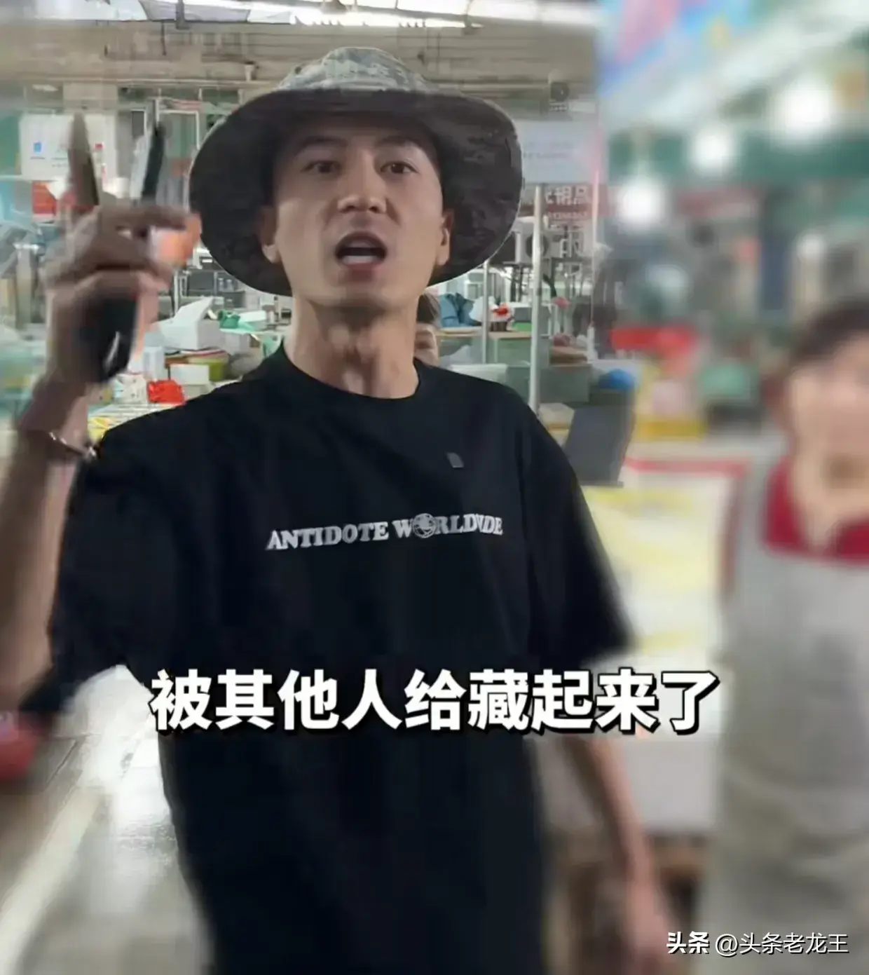 闹大了！连云港海鲜商家少秤，市场管理硬抢手机删视频，警方沉默