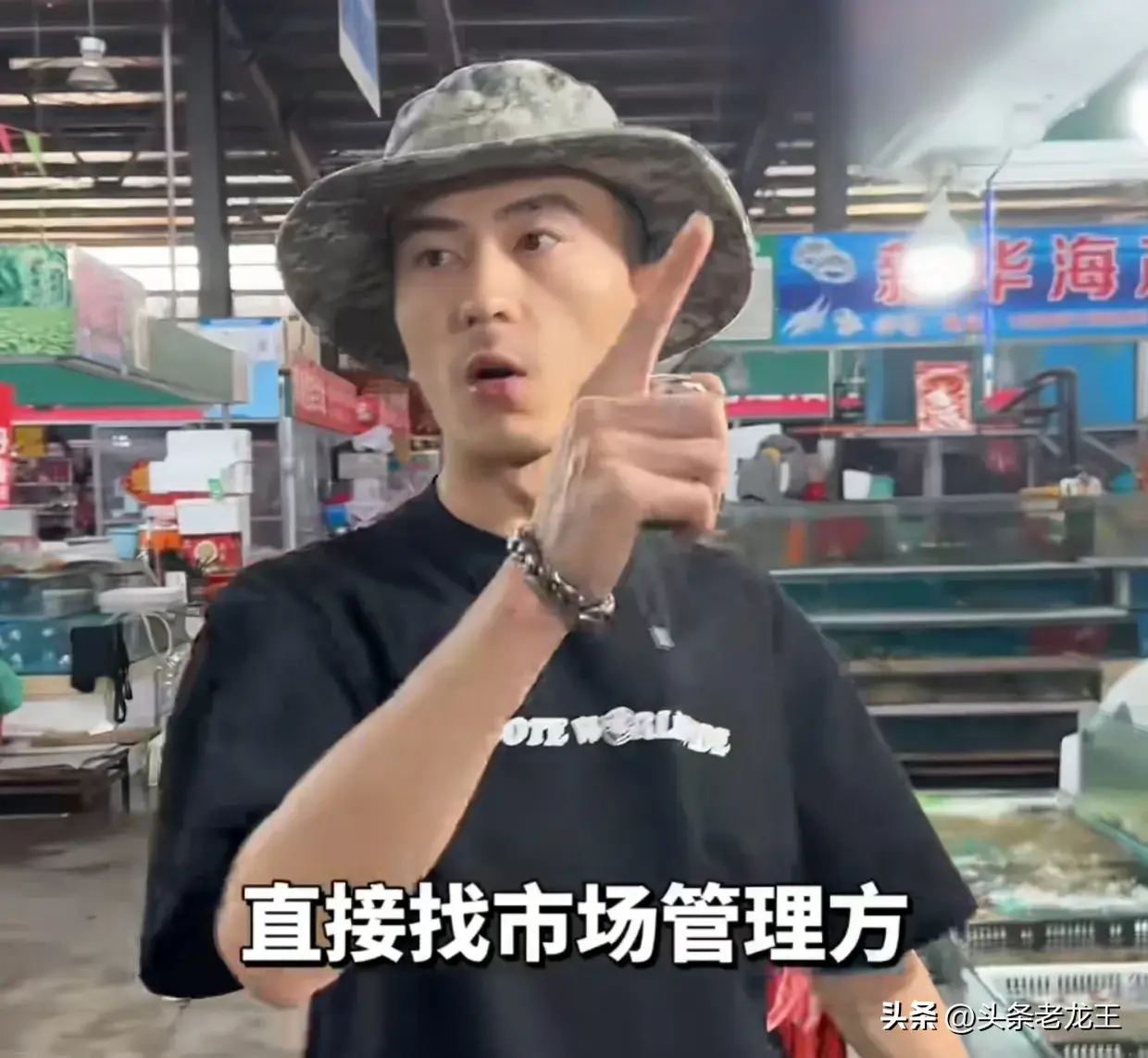 闹大了！连云港海鲜商家少秤，市场管理硬抢手机删视频，警方沉默