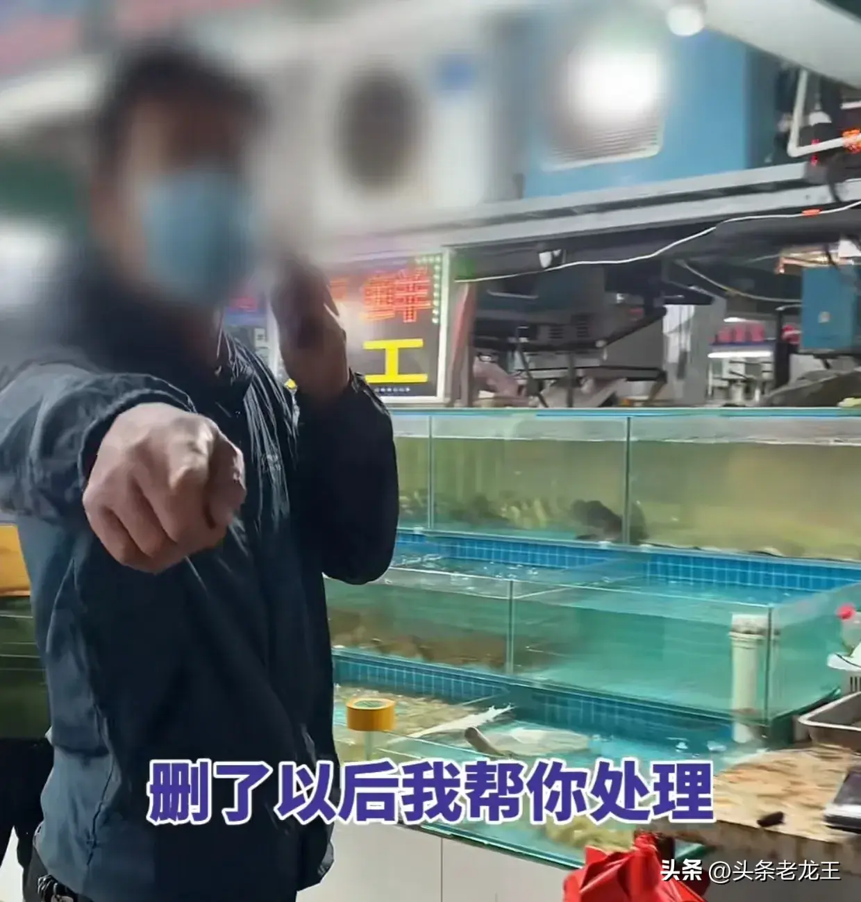 闹大了！连云港海鲜商家少秤，市场管理硬抢手机删视频，警方沉默