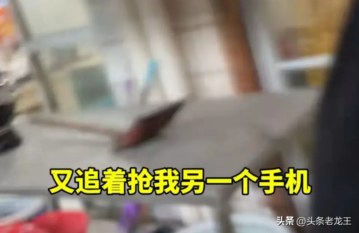 闹大了！连云港海鲜商家少秤，市场管理硬抢手机删视频，警方沉默