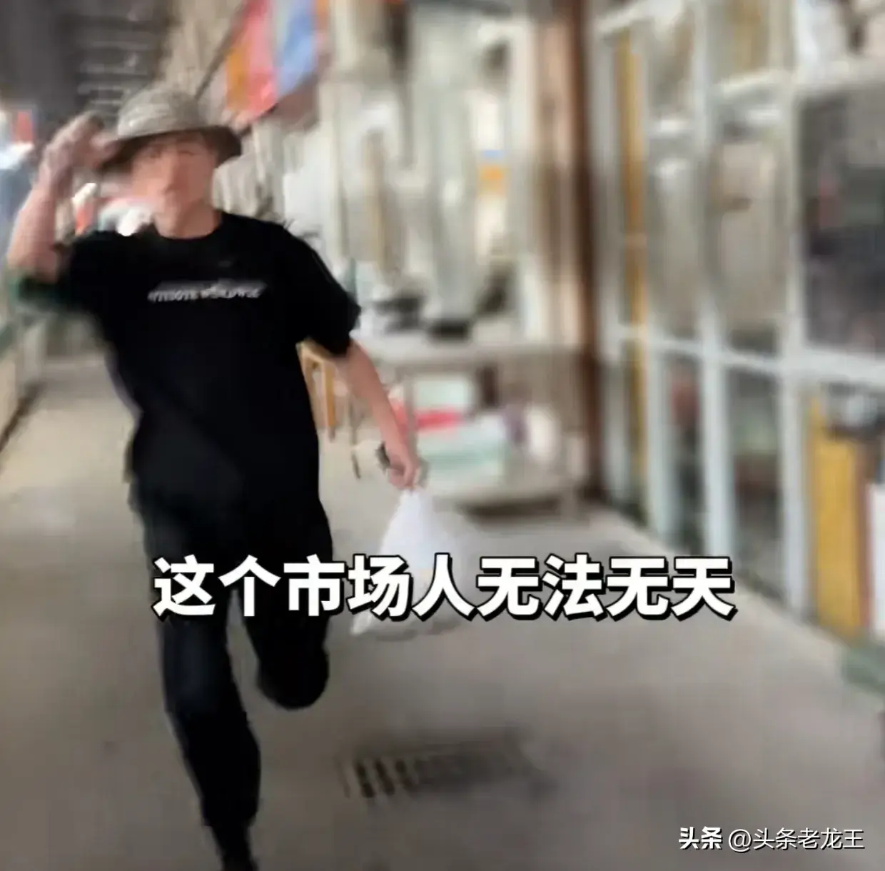 闹大了！连云港海鲜商家少秤，市场管理硬抢手机删视频，警方沉默