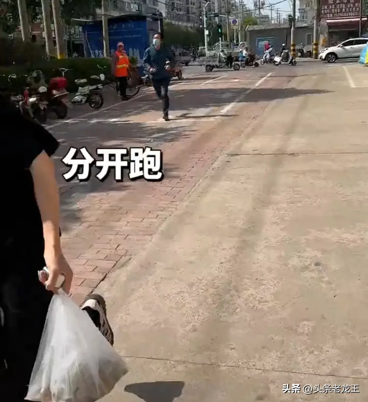 闹大了！连云港海鲜商家少秤，市场管理硬抢手机删视频，警方沉默