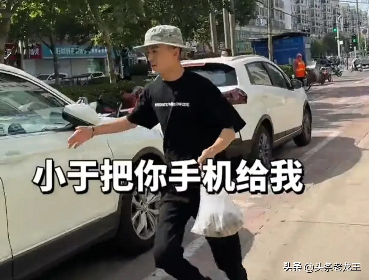 闹大了！连云港海鲜商家少秤，市场管理硬抢手机删视频，警方沉默