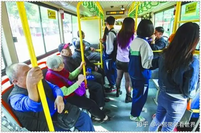 公交车上骂孕妇、扇小伙、打司机，大爷大妈，敬你？我办不到！