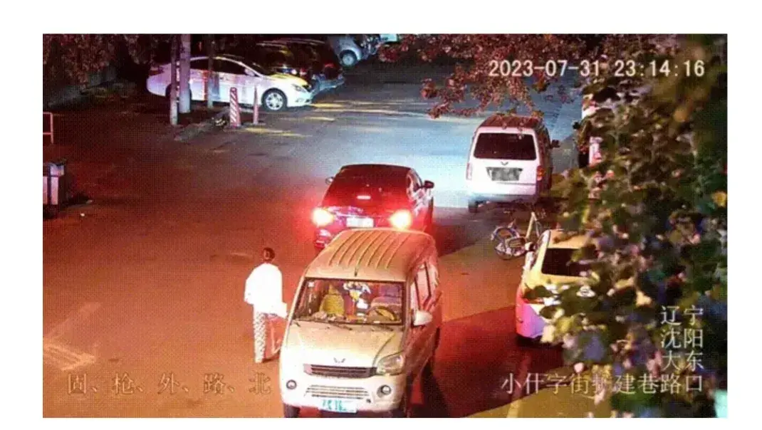 沈阳姑娘发飙，连续刮划24辆汽车方解心头之恨，没考虑后果吗？