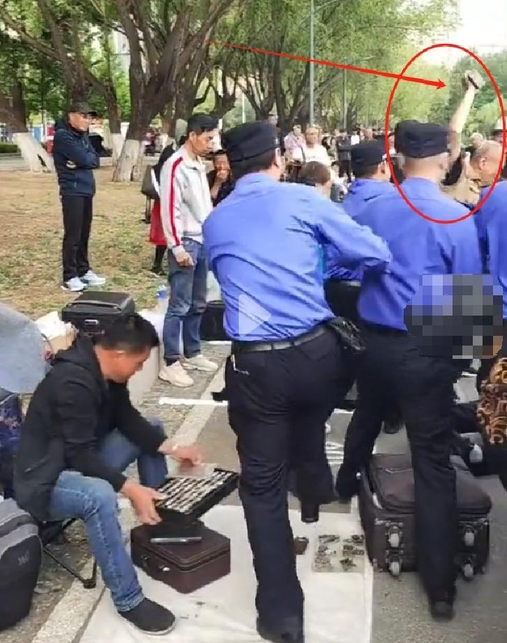 动真格了！被打执法人员已送医，老人将面临处罚，网友评论一边倒