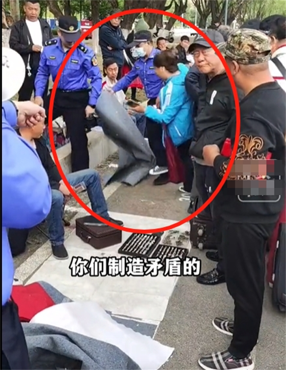 动真格了！被打执法人员已送医，老人将面临处罚，网友评论一边倒