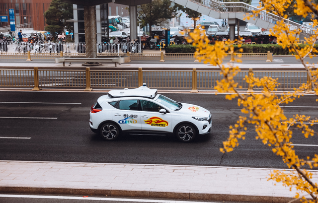 萝卜快跑：迎来首单业绩兑现，商业化试点服务进程进入新阶段