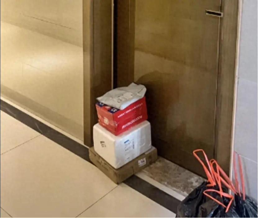 外卖小哥没帮顾客扔垃圾，罚款50元，被辱骂：10块钱是你的安葬费