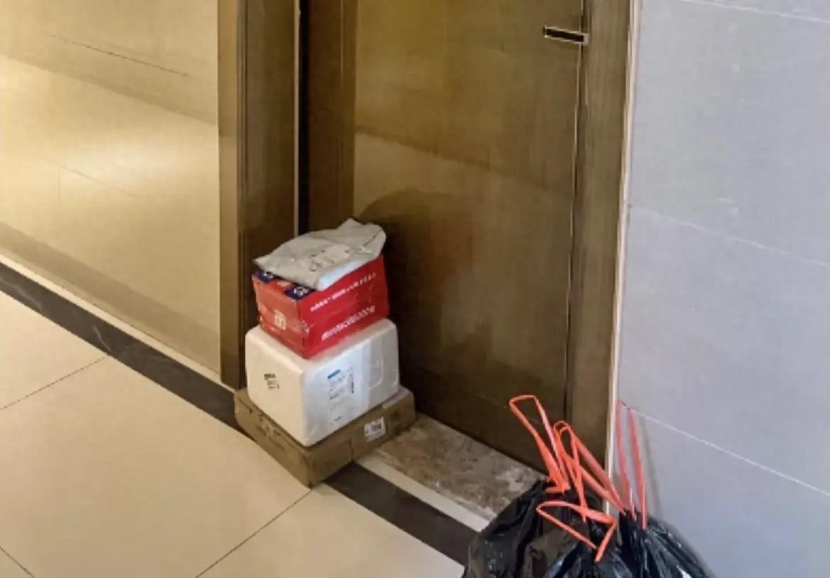 骑手送达未按顾客要求带走门口垃圾，遭对方恶语相向投诉处罚；饿了么回应：问题查清差评扣罚已取消