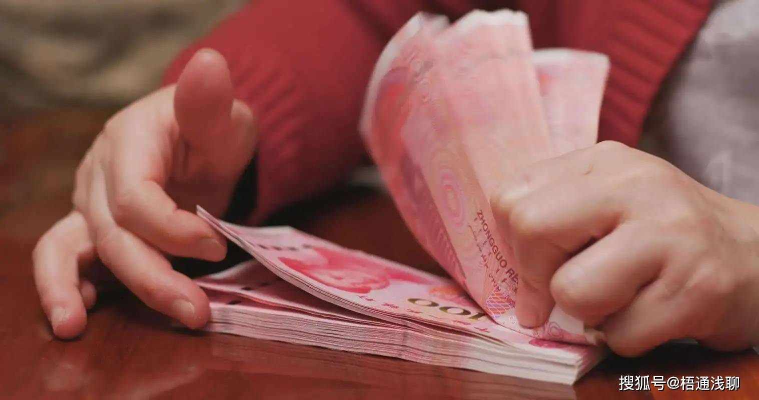 多家银行储蓄国债半小时售罄，存款利率持续降，普通人该如何理财