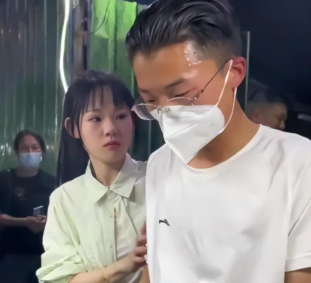 郭有才并非草根？早前奢侈生活曝光：女友用名牌，开豪车泰国旅游