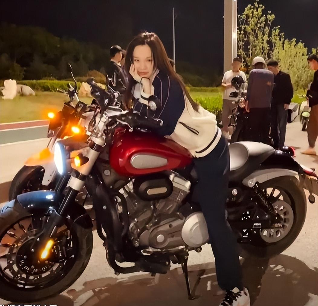 郭有才并非草根？早前奢侈生活曝光：女友用名牌，开豪车泰国旅游