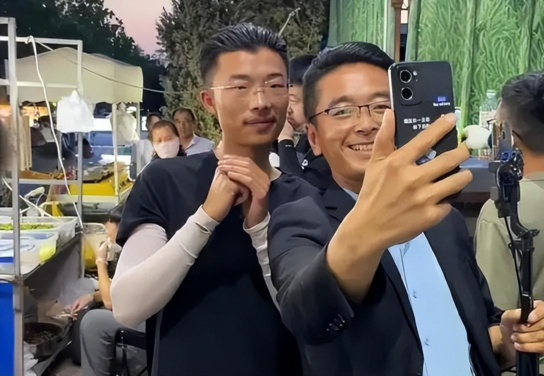 郭有才并非草根？早前奢侈生活曝光：女友用名牌，开豪车泰国旅游