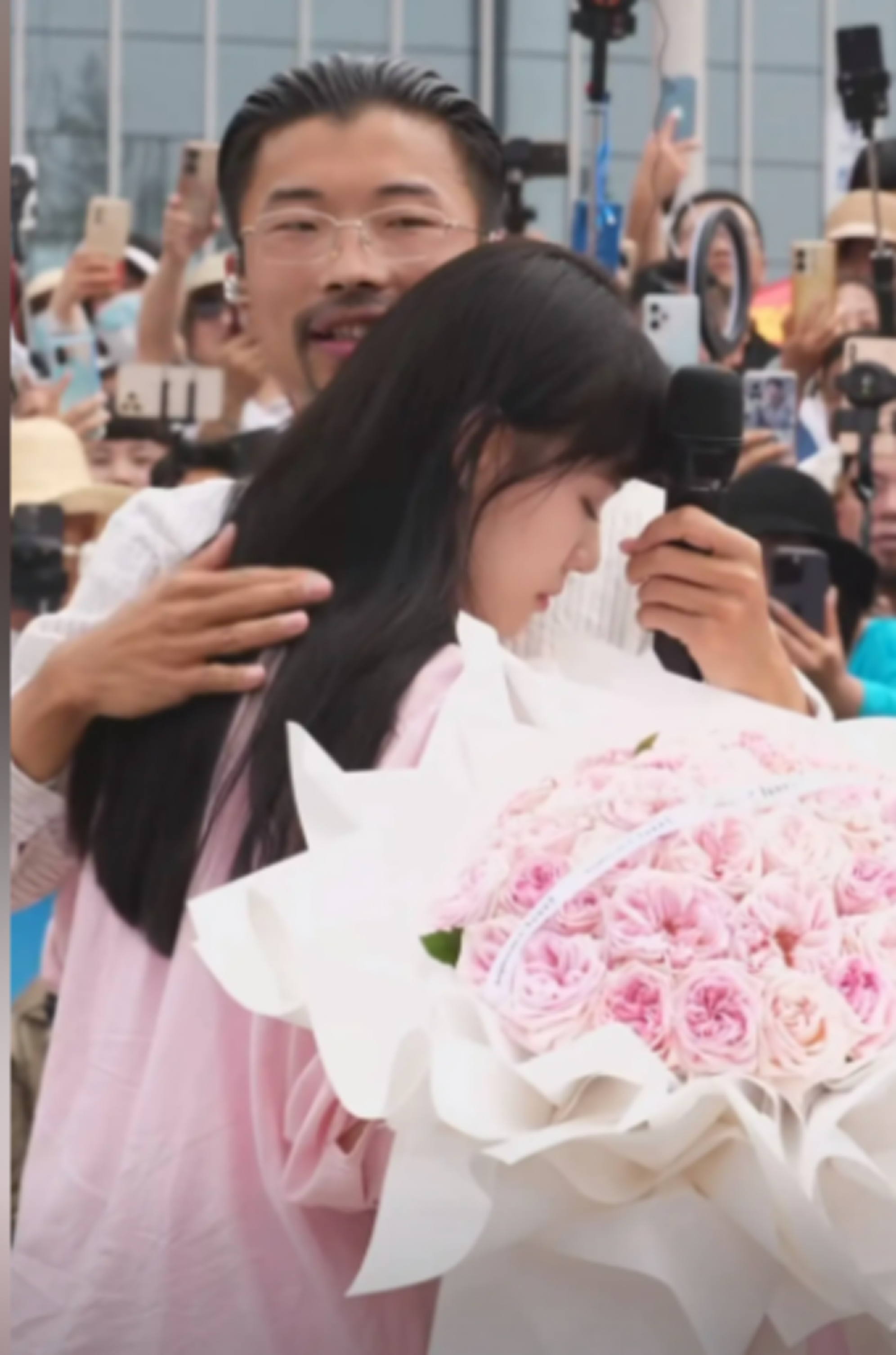 郭有才并非草根？早前奢侈生活曝光：女友用名牌，开豪车泰国旅游