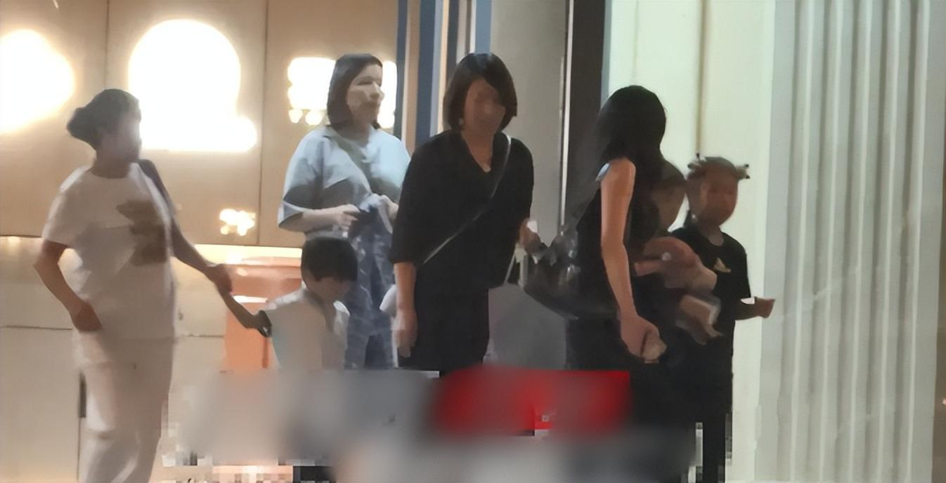 汪峰官宣新恋情，否认出轨，女友富婆身份被扒，名下有11家公司