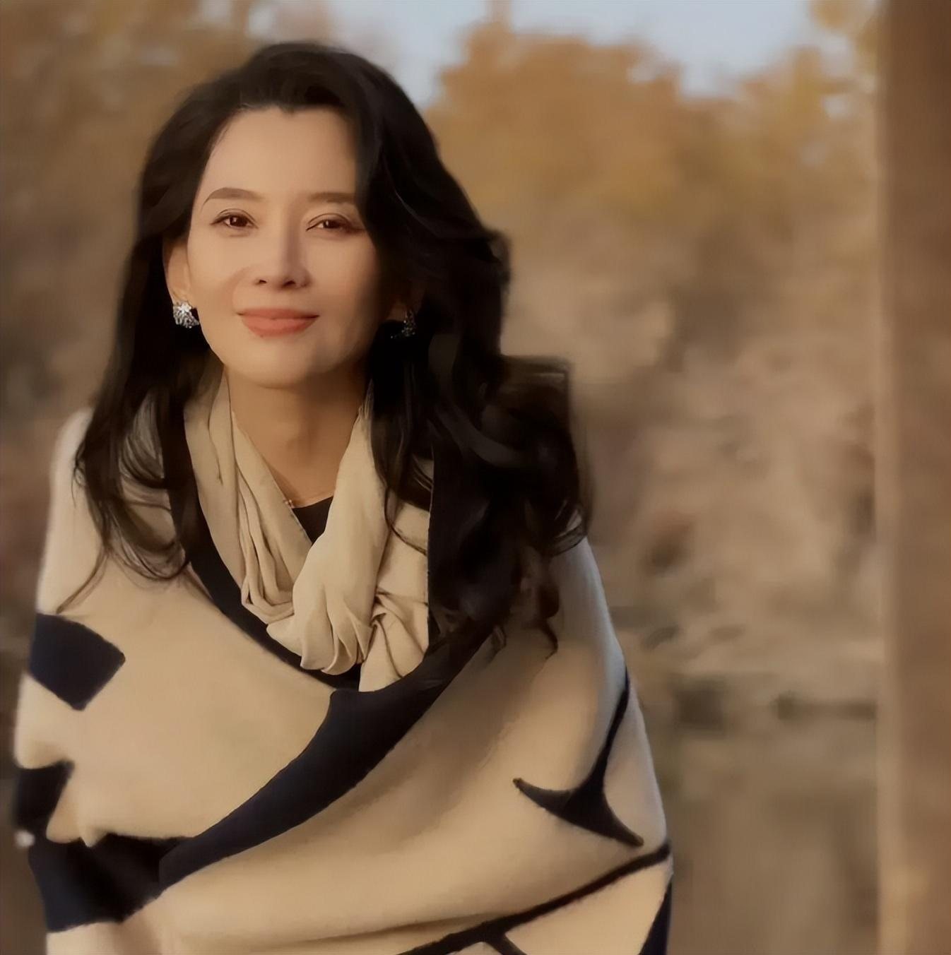 汪峰官宣新恋情，否认出轨，女友富婆身份被扒，名下有11家公司