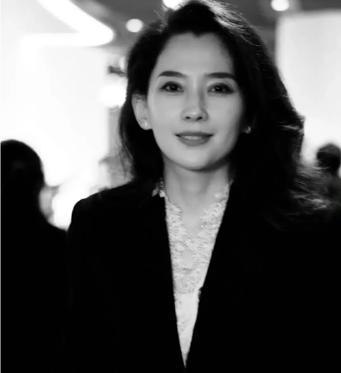 汪峰官宣新恋情，否认出轨，女友富婆身份被扒，名下有11家公司