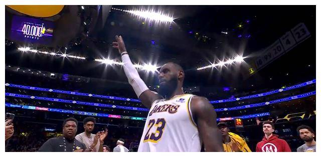 詹皇怒怼掘金！马龙赛后斗嘴，记者奚落战局。