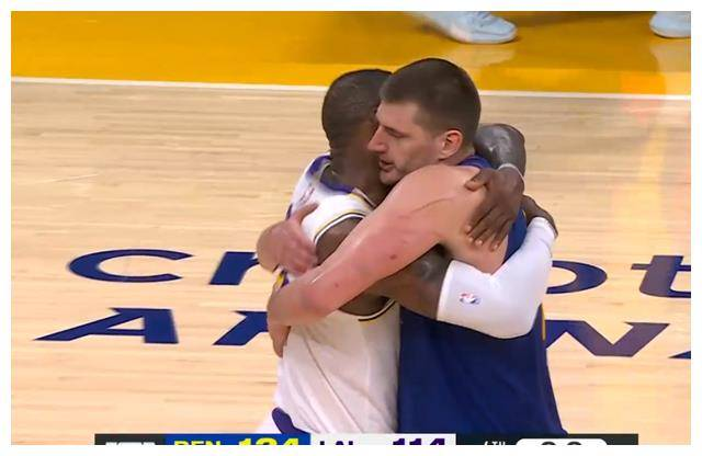 詹皇怒怼掘金！马龙赛后斗嘴，记者奚落战局。