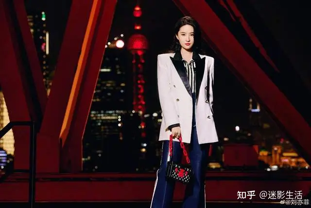 耍大牌、抢压轴，舒淇力挺刘亦菲，这场大戏太抓马