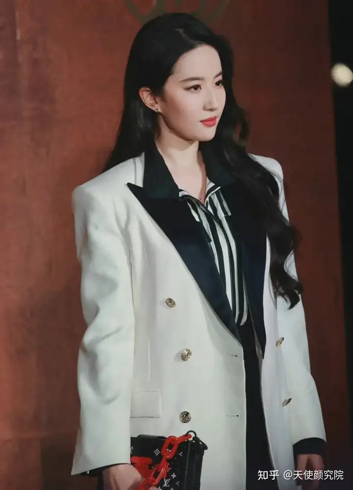 舒淇鲨疯了，替刘亦菲回骂，生图赢麻了整个广场！