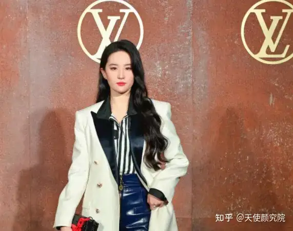 舒淇鲨疯了，替刘亦菲回骂，生图赢麻了整个广场！