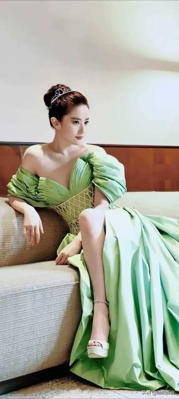 刘亦菲回应舒淇被挤到耸肩，罗马珠宝展活动美女云集