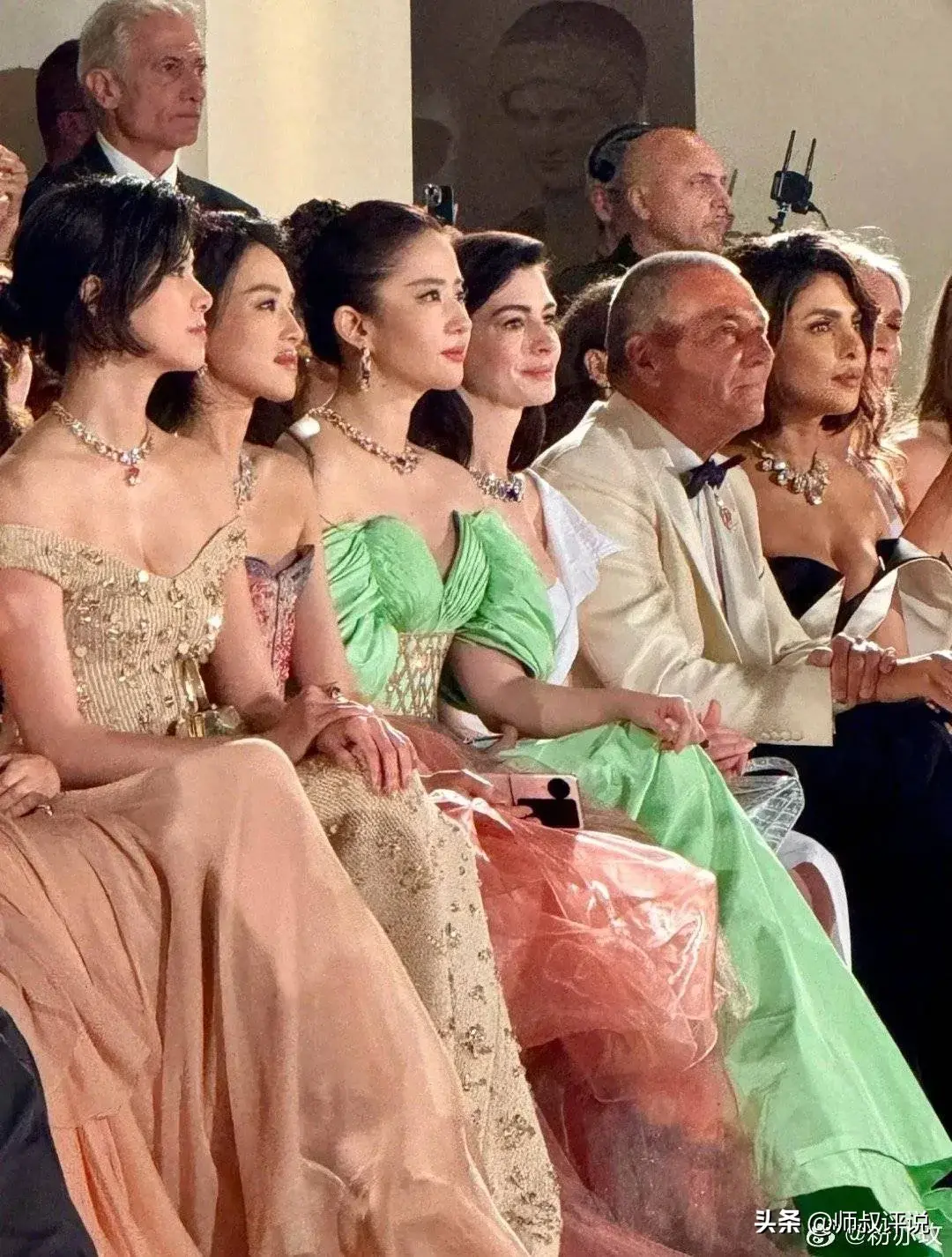 刘亦菲回应舒淇被挤到耸肩，罗马珠宝展活动美女云集