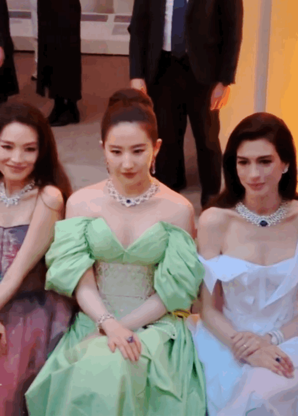 刘亦菲回应舒淇被挤到耸肩，罗马珠宝展活动美女云集