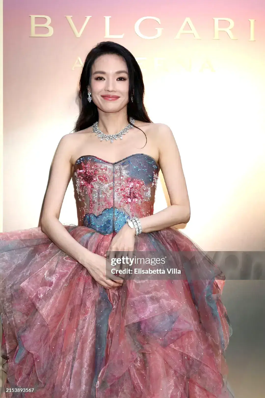 刘亦菲身材引质疑？肥胖臃肿还挤舒淇耸肩，这是咋了？