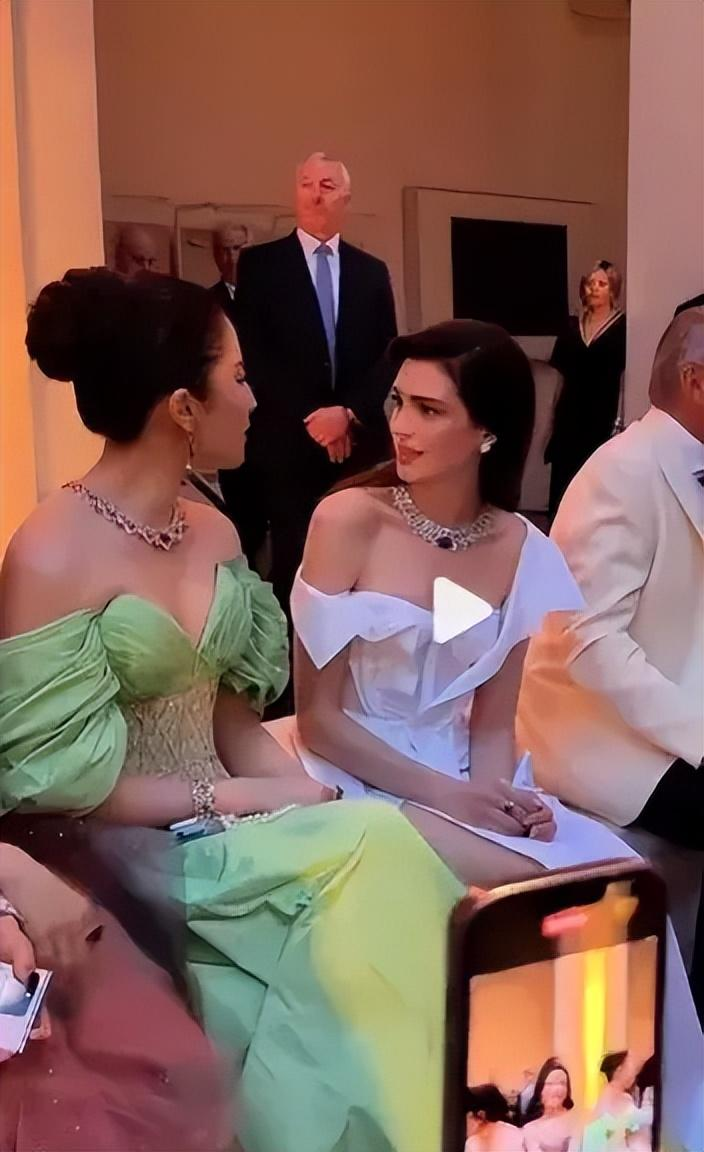 刘亦菲身材引质疑？肥胖臃肿还挤舒淇耸肩，这是咋了？