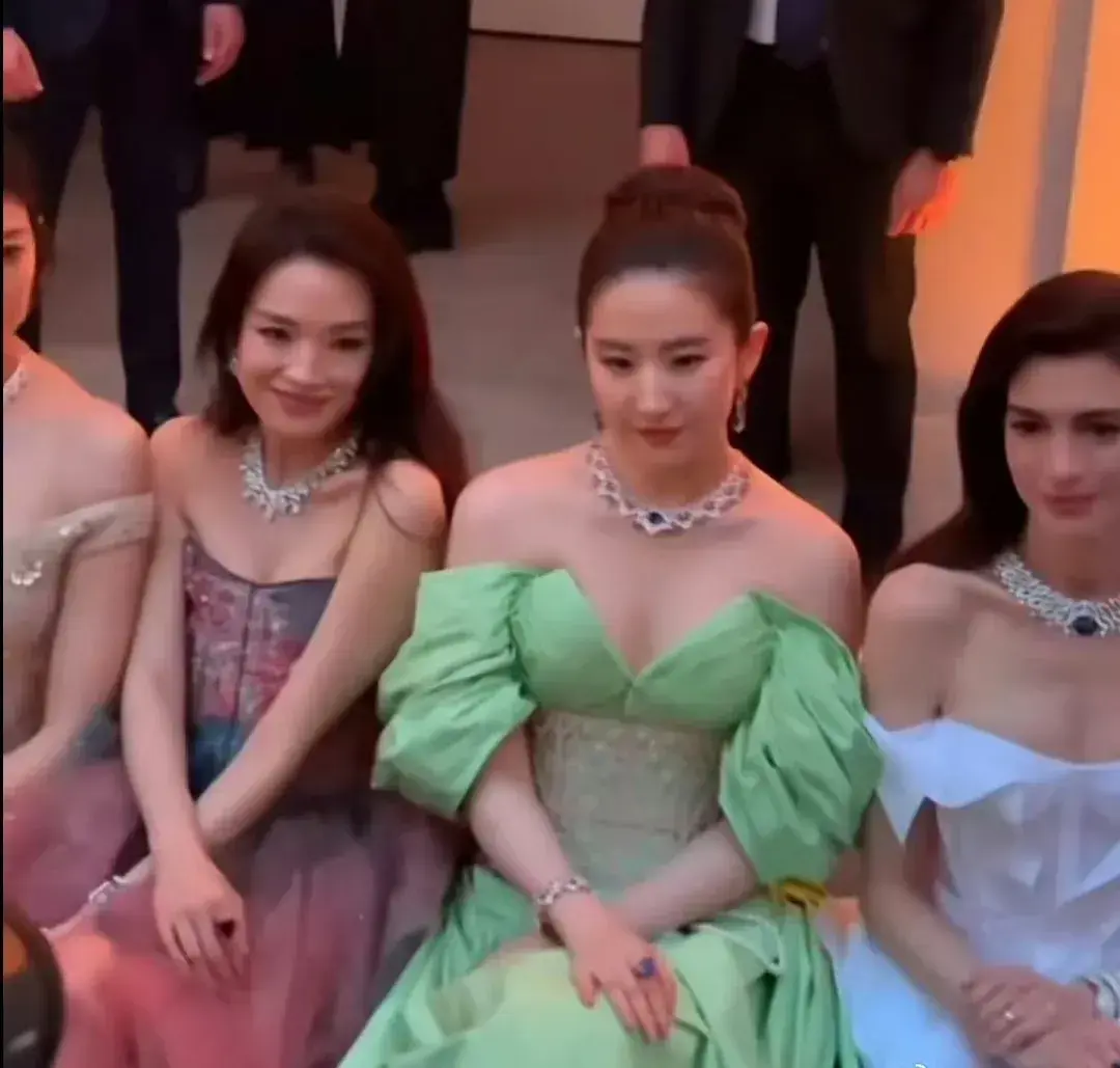 刘亦菲身材引质疑？肥胖臃肿还挤舒淇耸肩，这是咋了？