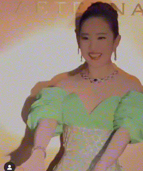 刘亦菲身材引质疑？肥胖臃肿还挤舒淇耸肩，这是咋了？