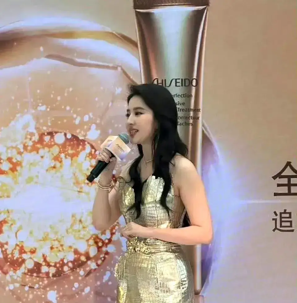 刘亦菲身材引质疑？肥胖臃肿还挤舒淇耸肩，这是咋了？