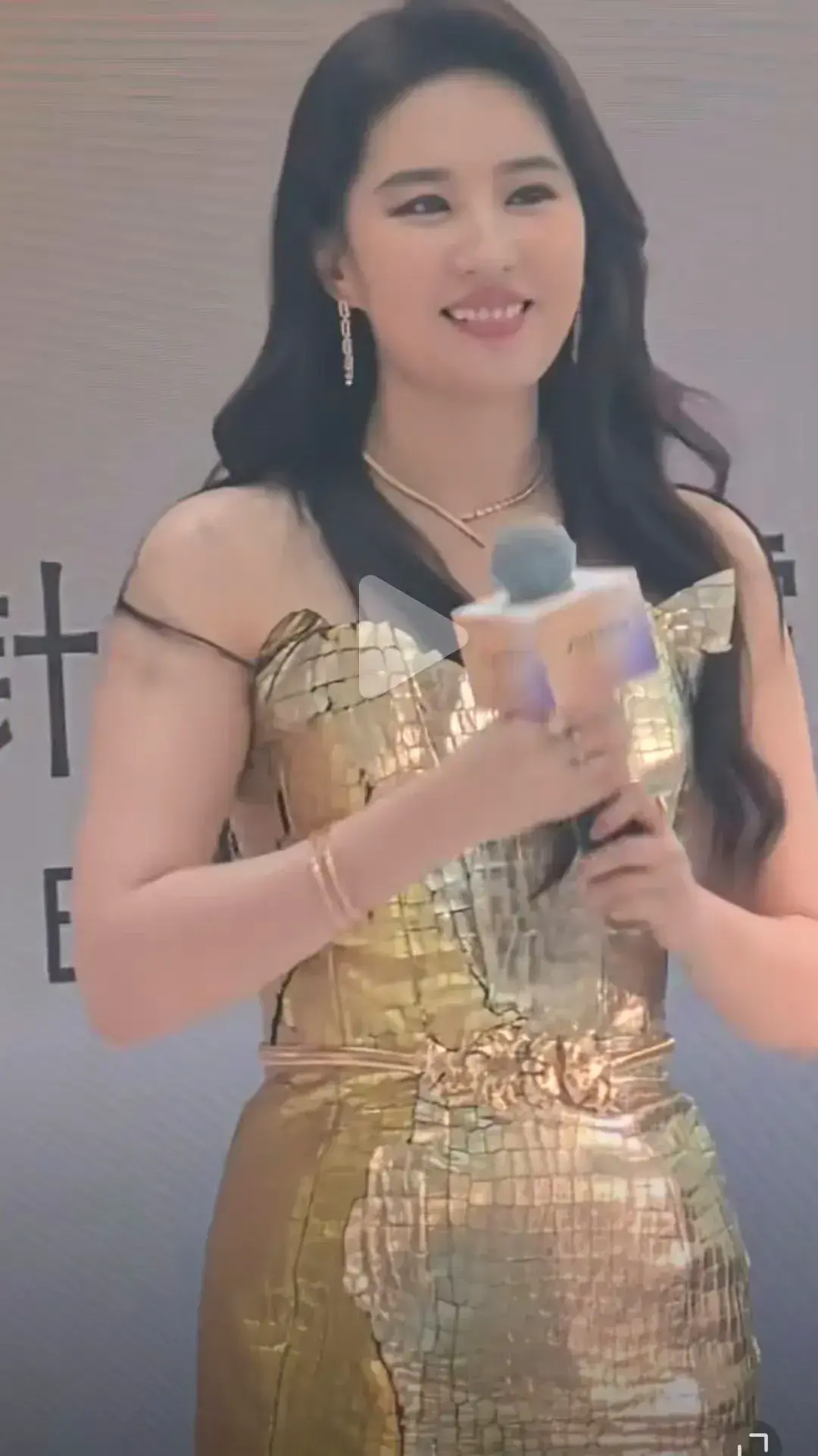 刘亦菲身材引质疑？肥胖臃肿还挤舒淇耸肩，这是咋了？