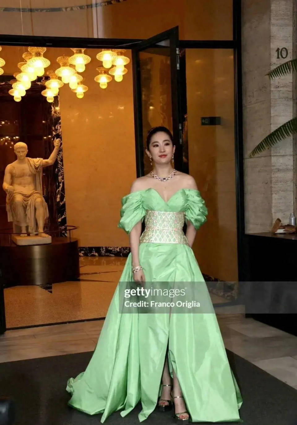 刘亦菲身材引热议！溜肩脑袋大、肥胖又臃肿，更是把舒淇挤到耸肩