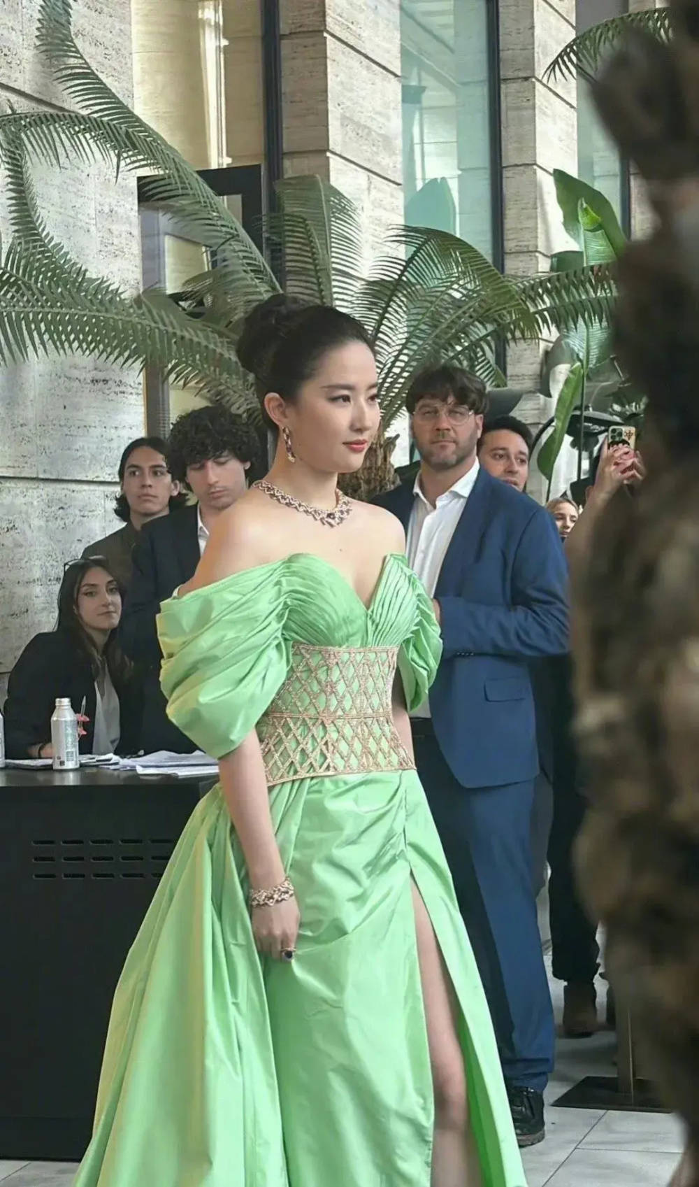 刘亦菲身材引热议！溜肩脑袋大、肥胖又臃肿，更是把舒淇挤到耸肩