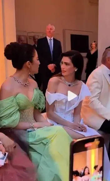 刘亦菲身材引热议！溜肩脑袋大、肥胖又臃肿，更是把舒淇挤到耸肩