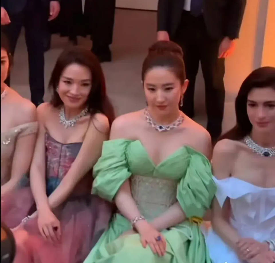 刘亦菲身材引热议！溜肩脑袋大、肥胖又臃肿，更是把舒淇挤到耸肩