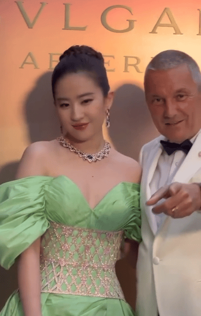 刘亦菲身材引热议！溜肩脑袋大、肥胖又臃肿，更是把舒淇挤到耸肩